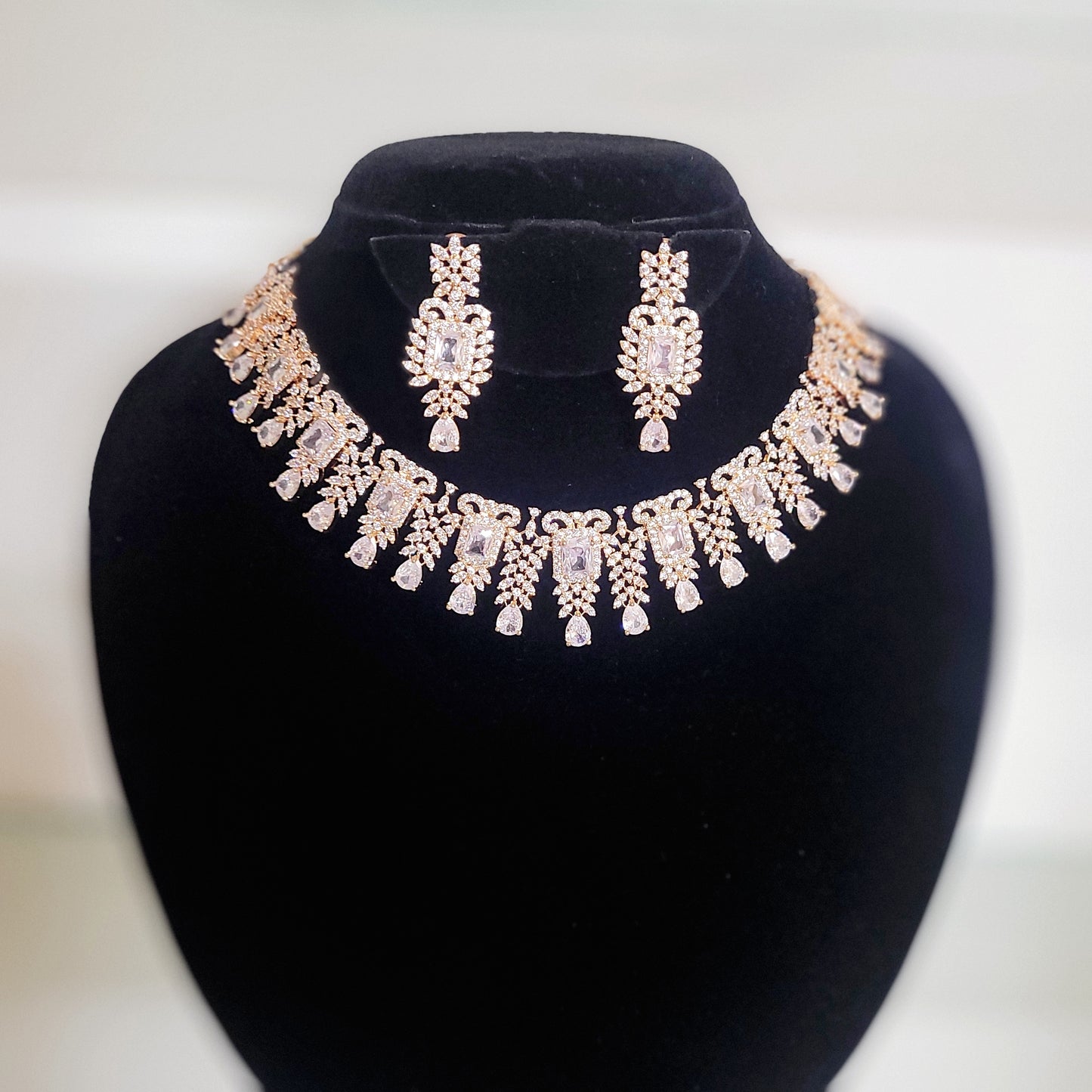 White Mia Necklace set